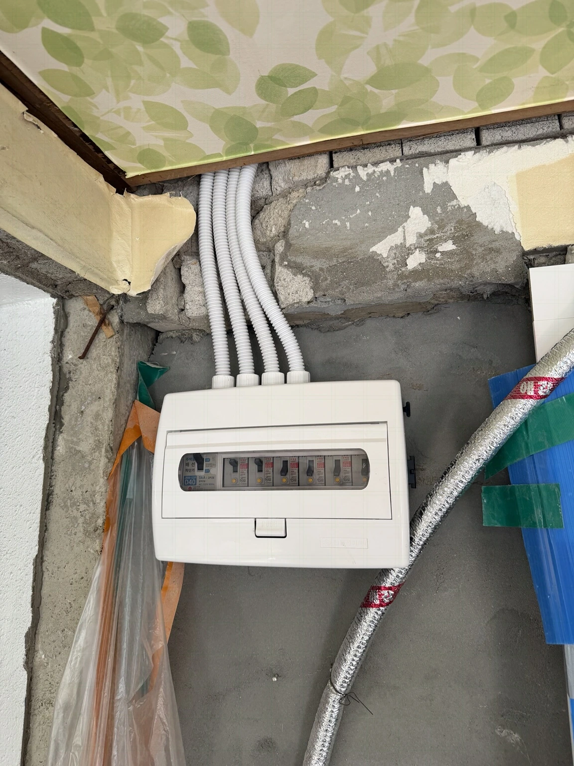 봉천동 주택 · 착공 · 분전반·전선관 구간