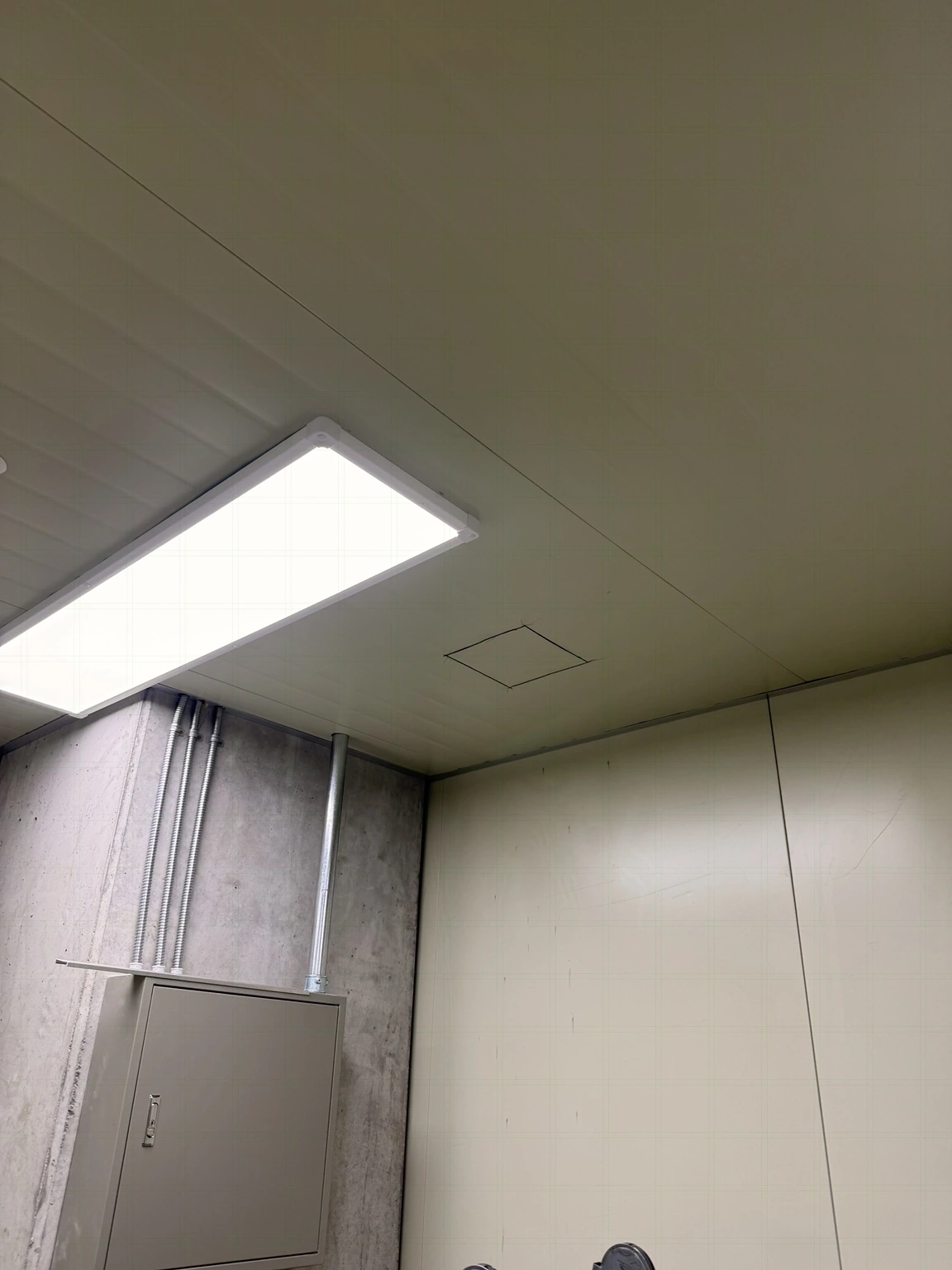 김포 ACT 공장 실내전기 공사 · 분전반 주변 배관·천장 조명