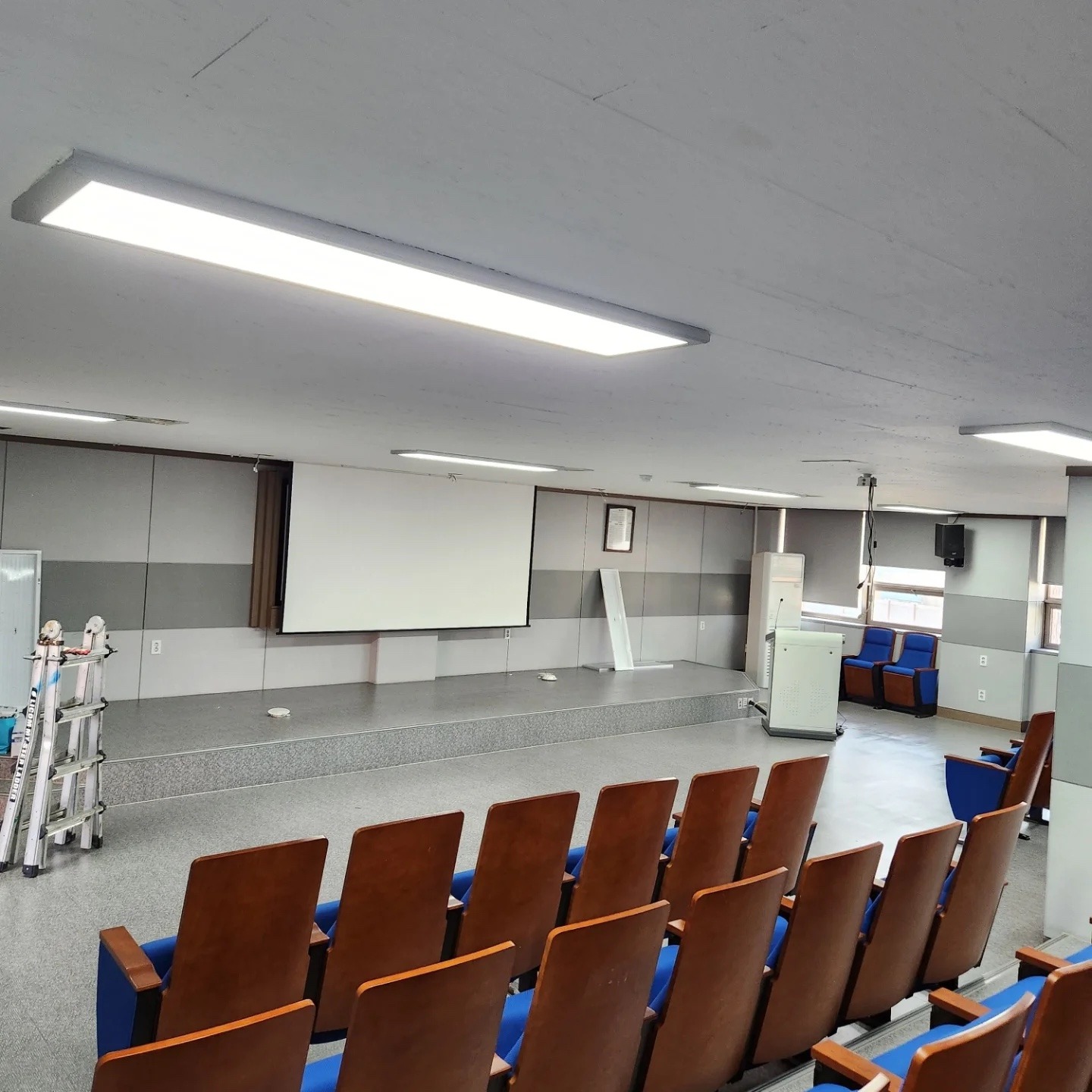경찰청 회의실 · 전면 무대 구간 LED 조명 설치