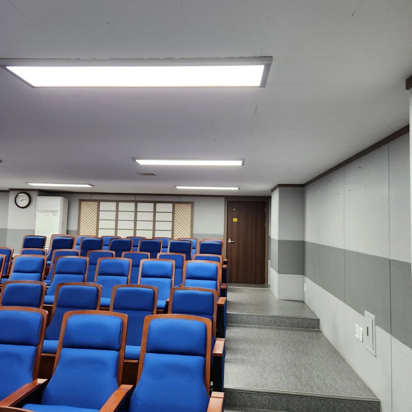 경찰청 회의실 · 좌석·통로 구간 조명 점등
