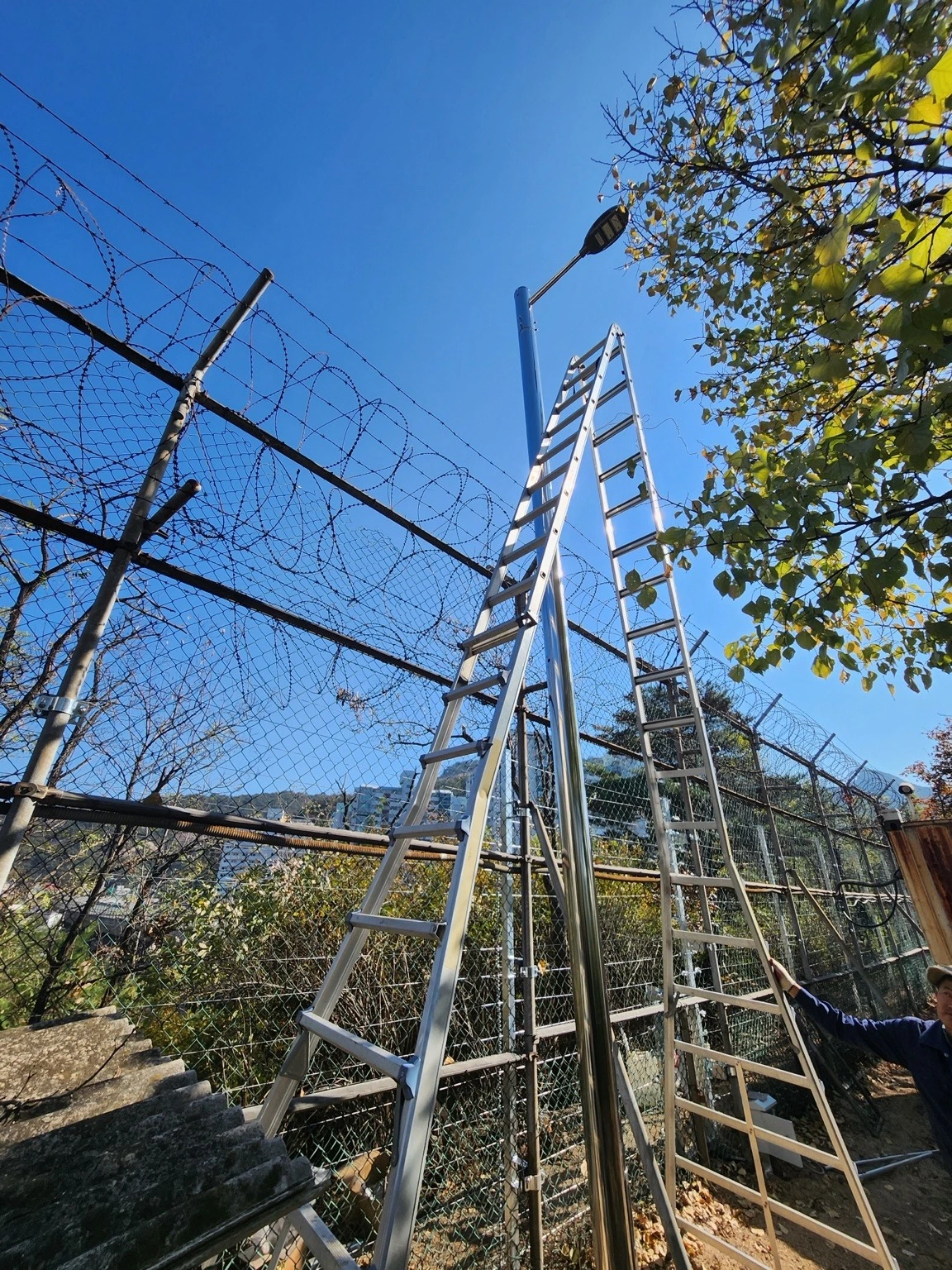 경찰청 · 가로등 기구 설치 모습